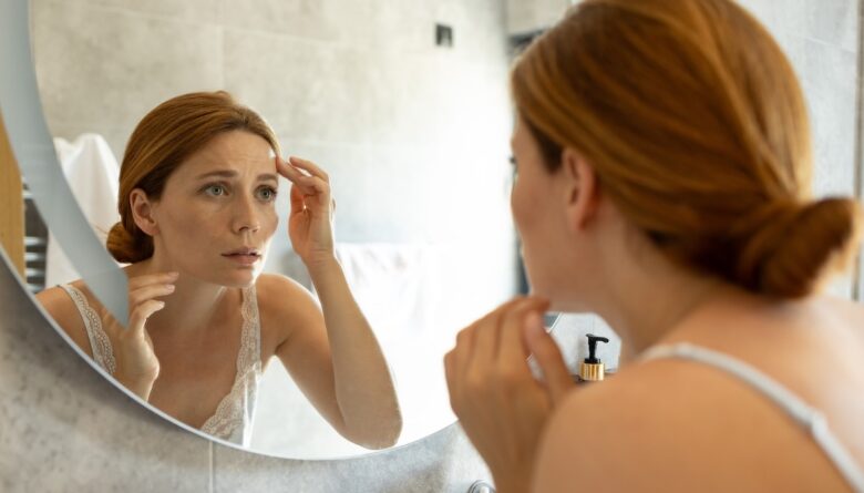 donna applica siero sul viso