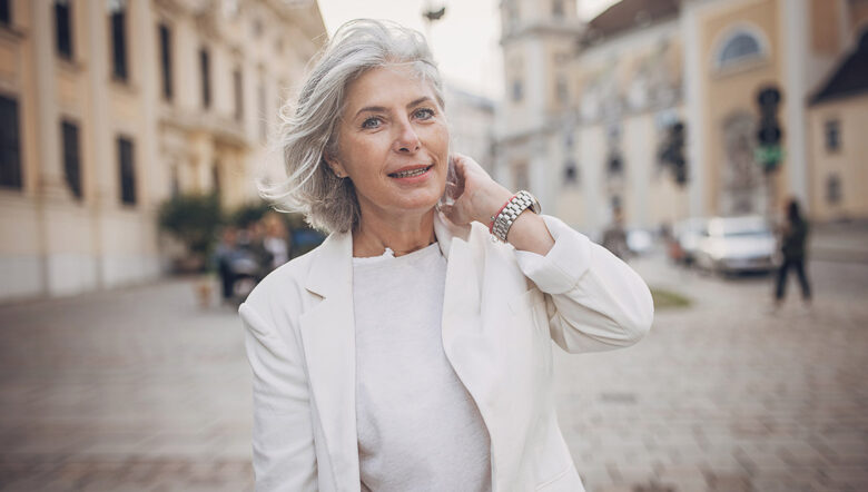 bella donna matura con capelli bianchi