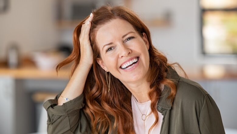 donna felice con le mani tra i capelli