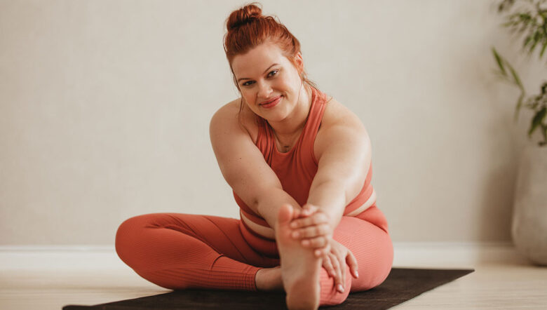 donna plus size che fa stretching sul tappetino