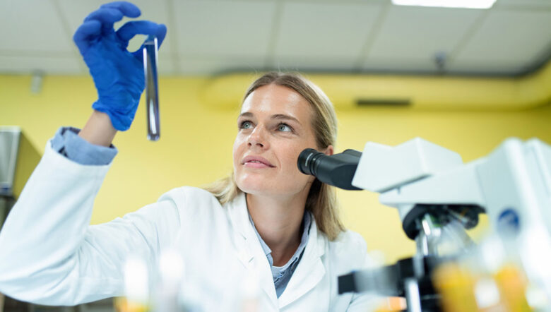 scienziata in laboratorio