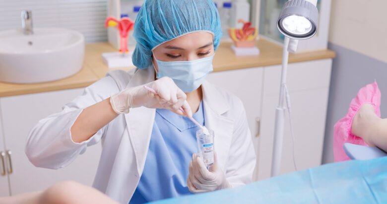 Ginecologa esegue un pap test per HPV
