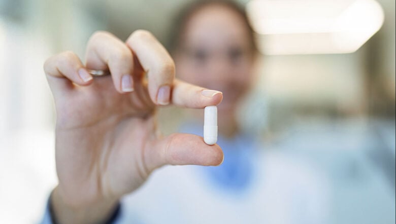 medico con pillola
