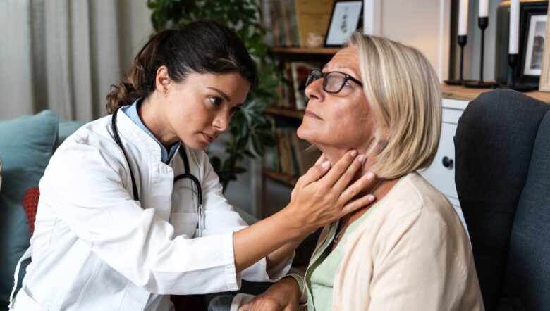 medico visita paziente fragile