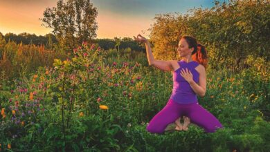 Dallo stress alla stanchezza: vivi meglio l’autunno con lo yoga