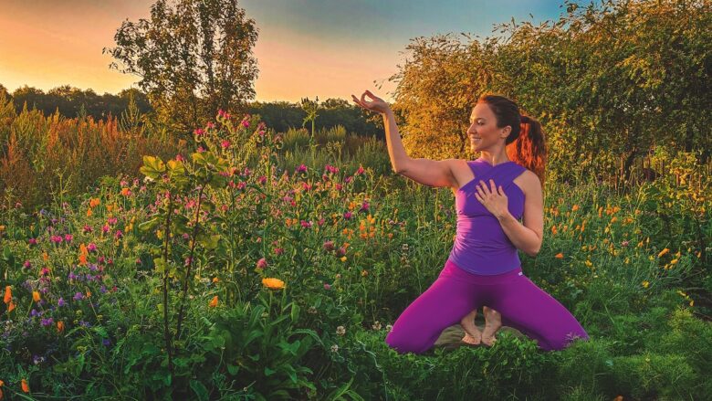 Ragazza nel verde fa yoga