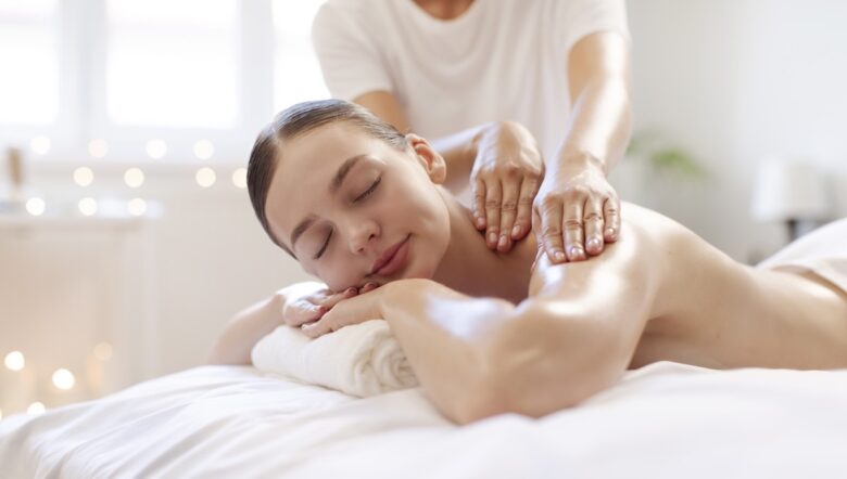 Ragazza si rilassa mentre viene massaggiata sulle spalle