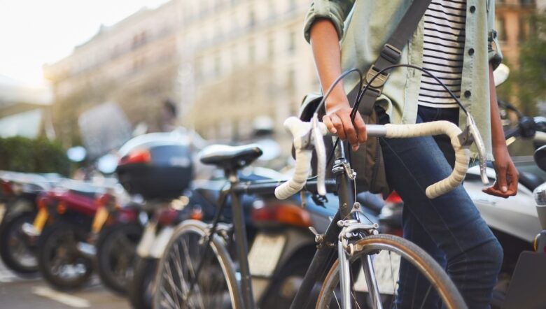 ragazza trascina una bicicletta