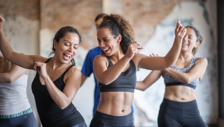 Ragazze ballano in palestra
