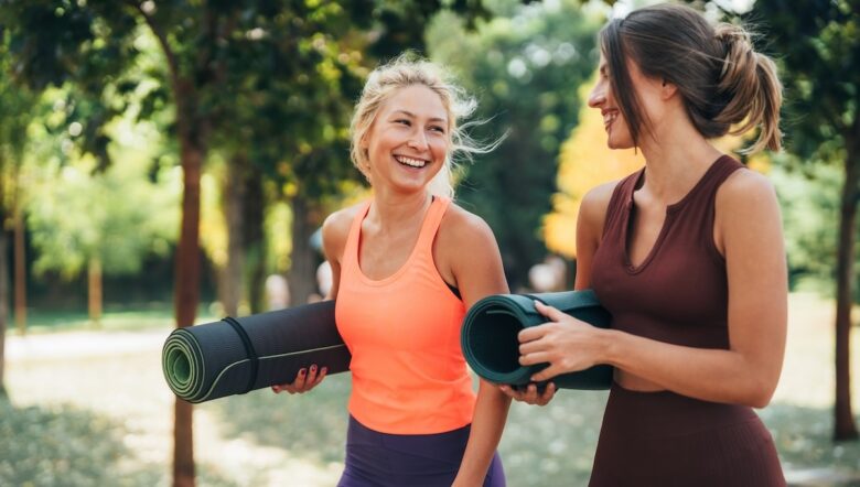 ragazze camminano in tenuta yoga