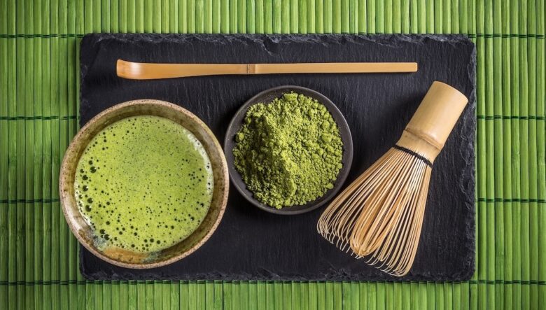 Polvere di tè matcha e tazza di tè