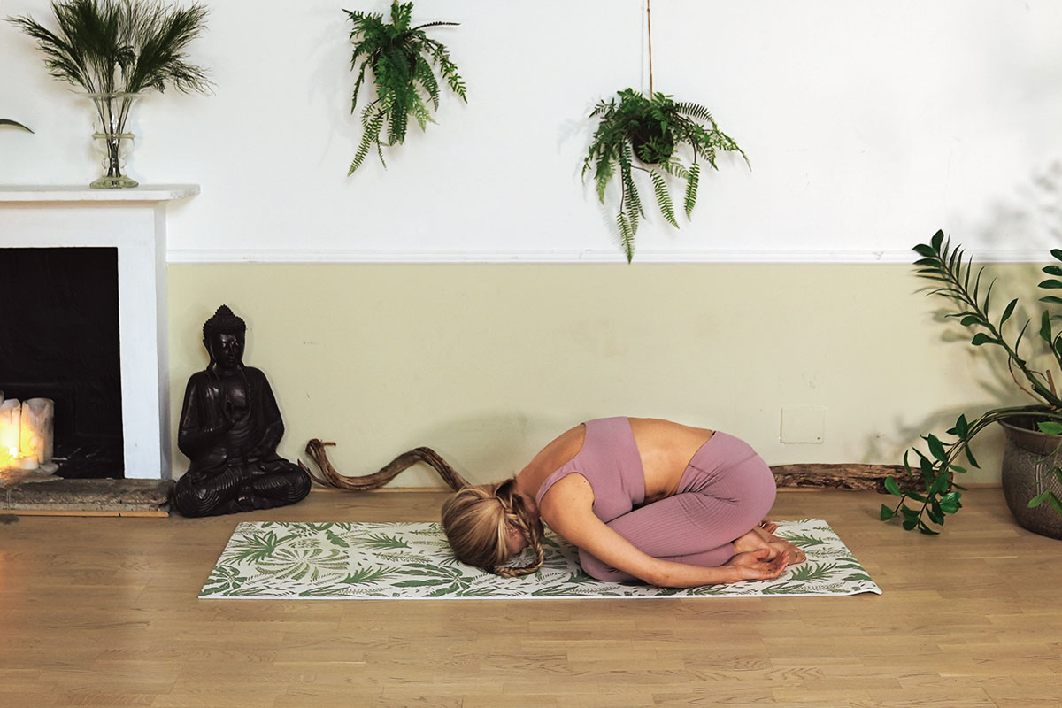Yoga per la mente: 2 posizioni semplici e 1 pratica per allenare la concentrazione Yoga per la mente: 2 posizioni semplici e 1 pratica per allenare la concentrazione