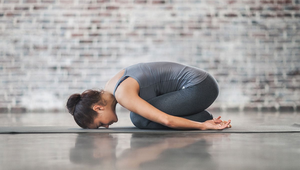 Yoga per la mente: 2 posizioni semplici e 1 pratica per allenare la concentrazione Yoga per la mente: 2 posizioni semplici e 1 pratica per allenare la concentrazione